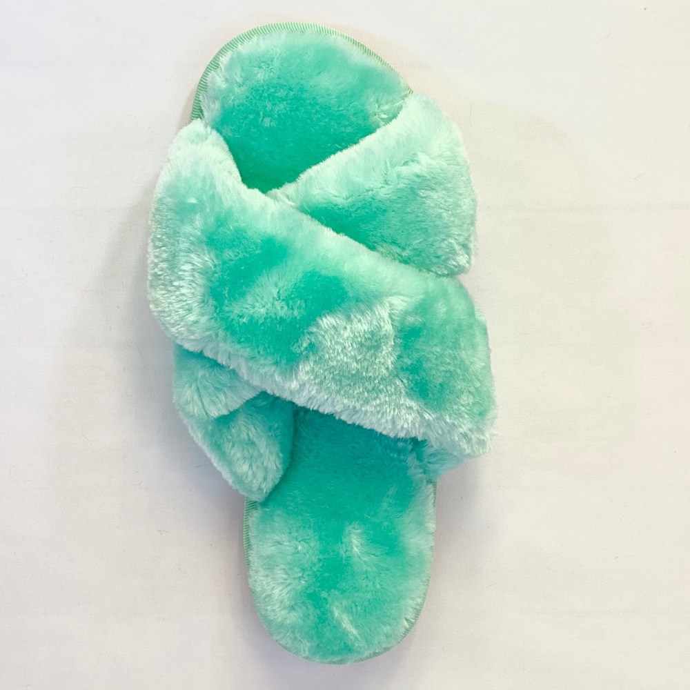 Women’s plush slippers in aqua green size 7-7.5US
